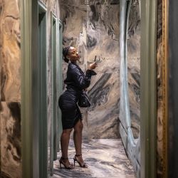 Una clienta usa su teléfono para tomarse una foto en el espejo del baño del restaurante, salón y club Rococo en Lagos. En Nigeria, las selfies en el baño no son ninguna broma. Desde la bulliciosa megaciudad de Lagos hasta la sofocante capital, Abuya, y la conservadora Kano en el norte, bares y salones están renovando sus baños, no solo para adaptarse a los nuevos tiempos, sino también para atraer nuevos clientes. | Foto:OLYMPIA DE MAISMONT / AFP