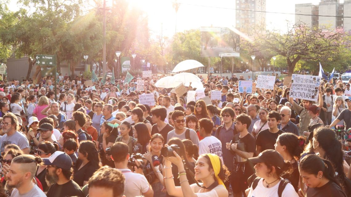 Masiva marcha en Resistencia y Corrientes contra el veto presidencial al financiamiento universitario