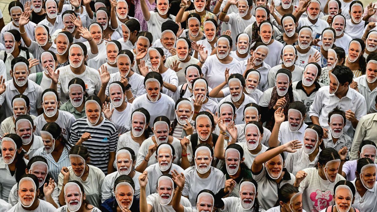 Estudiantes llevan mascarillas del primer ministro indio, Narendra Modi, para celebrar su 75.º cumpleaños, en Chandigarh, India. | Foto:AFP