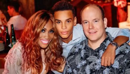  Alexandre Grimaldi junto Nicole, su madre, y Alberto, su padre