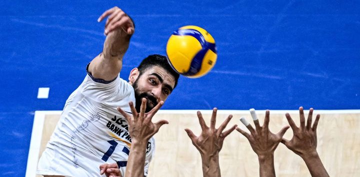 Ali Hajipour Moghaddam Farouji de Irán remata la pelota durante el partido del Campeonato Masculino de Voleibol de la FIVB contra Filipinas en el Mall of Asia Arena de Pasay City, Metro Manila.