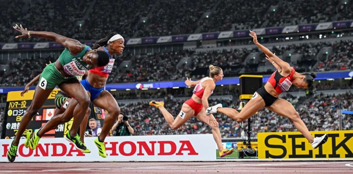 (De izq. a der.) La atleta nigeriana Tobi Amusan, la atleta estadounidense Grace Stark, la atleta polaca Pia Skrzyszowska y la atleta suiza Ditaji Kambundji cruzan la línea de meta mientras compiten en la final femenina de 100 m vallas durante el Campeonato Mundial de Atletismo en Tokio.