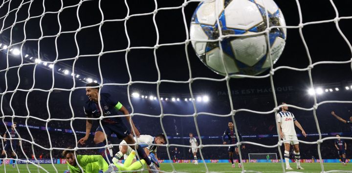 El defensor brasileño Marquinhos del Paris Saint-Germain marca el primer gol del PSG durante el partido de la primera ronda de la UEFA Champions League entre el Paris Saint-Germain (FRA) y el Atalanta (ITA) en el estadio Parc des Princes de París.