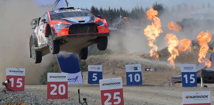 El piloto francés Adrien Fourmaux y su copiloto Alexandre Coria cruzan la línea de meta en su Hyundai i20 N Rally1 durante el WRC Rally Chile Bio Bio en Concepción, Chile.