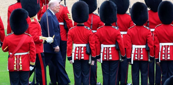 El presidente estadounidense Donald Trump pasa revista a la Guardia de Honor durante una Ceremonia de Bienvenida en el Patio del Castillo de Windsor, en Windsor, durante su segunda Visita de Estado.