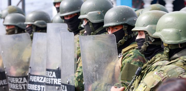Elementos del Ejército ecuatoriano vigilan durante una protesta por la eliminación del subsidio al diésel, en Quito, capital de Ecuador.