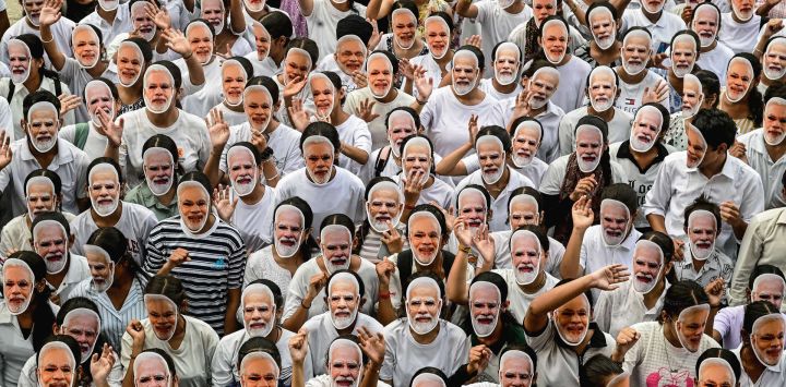 Estudiantes llevan mascarillas del primer ministro indio, Narendra Modi, para celebrar su 75.º cumpleaños, en Chandigarh, India.