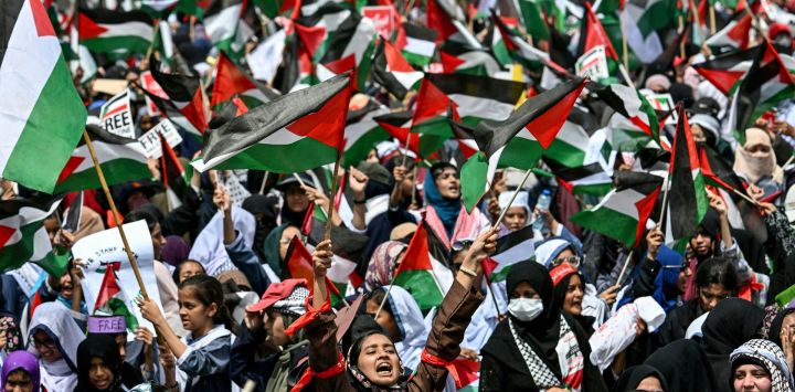 Estudiantes simpatizantes del partido político islamista Jamaat-e-Islami, con pancartas y banderas, gritan consignas antiisraelíes durante la "Marcha de los Niños de Gaza" para expresar su solidaridad con los palestinos, en Karachi, en medio de la guerra en curso entre Israel y el grupo militante Hamás.