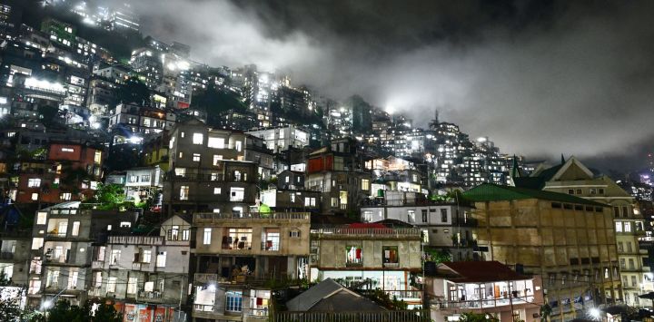 Nubes se ciernen sobre el cielo nocturno en Aizawl, capital del estado nororiental de Mizoram, India.