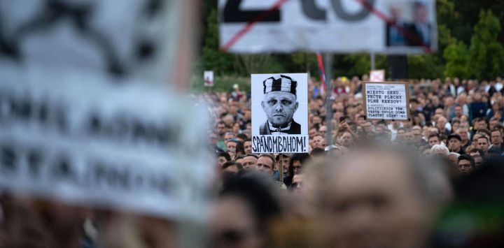 Un cartel que representa al primer ministro eslovaco, Robert Fico, como prisionero, y el cartel superior, que dice "Mal" (Zlo), son sostenidos por participantes que protestan contra las medidas de recorte presupuestarias propuestas por el gobierno durante una manifestación contra el primer ministro nacionalista Fico en Bratislava.