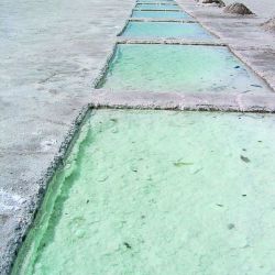 Más de una veintena en nuestro país, con áreas planas e irregulares, secas algunas, inundadas y formando espejos otras.