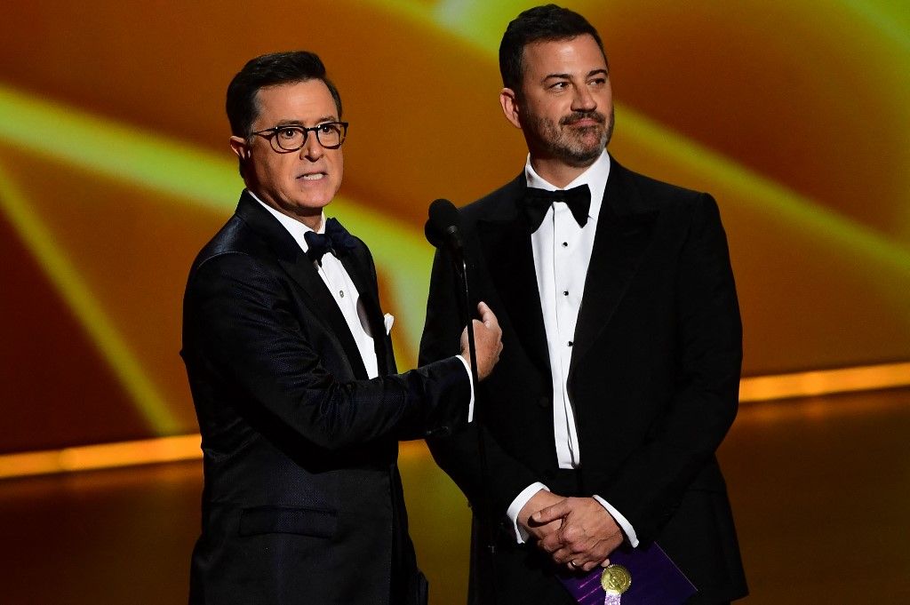 Stephen Colbert (izq.) y Jimmy Kimmel (der.).