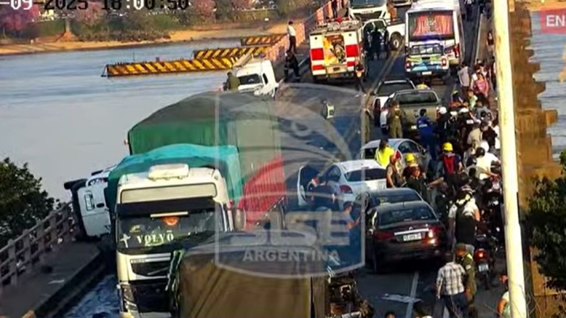 Puente Chaco-Corrientes: corte total de tránsito por un choque en cadena, con un camión sin frenos como protagonista