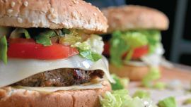 Cuánto gana un empleado que trabaja en McDonalds, Burger King o Mostaza en septiembre del 2026
