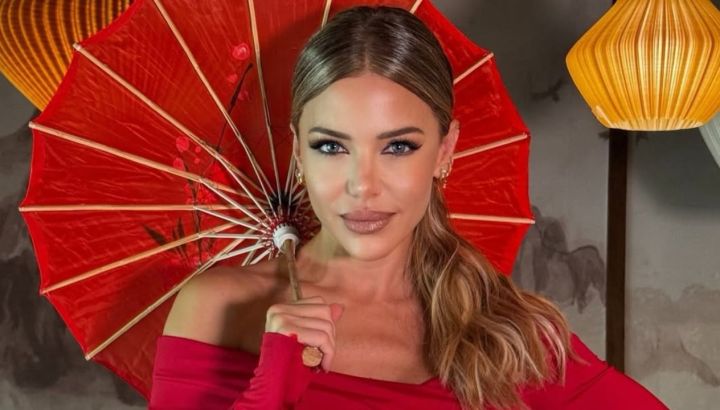 Evangelina Anderson dio cátedra de cómo llevar blusa con guantes incluidos