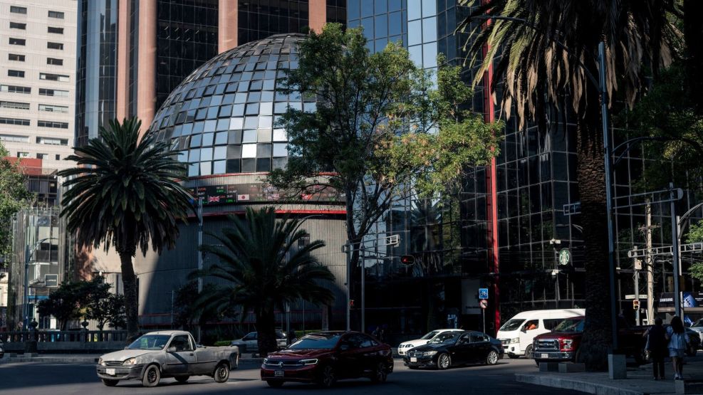 Tariffs Hit Mexican Peso As US Risks Shield Other EM Currencies