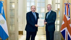 200925_cairns_werthein_embajada_britanica_cedoc_g