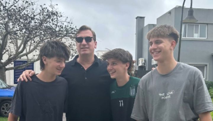 Maxi López posó junto a sus hijos en su llegada a Argentina para grabar Masterchef Celebrity