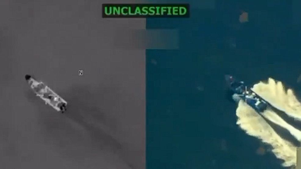 La lancha de presuntos narcoterroristas, hundida por un ataque estadounidense.