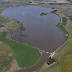 La flamante inauguración consta de una presa de hormigón de 112 metros de largo y 606 metros cuadrados que permitirá regular los niveles del espejo de agua, garantizando el almacenamiento en períodos de sequía y un adecuado escurrimiento en épocas de aguas altas. 