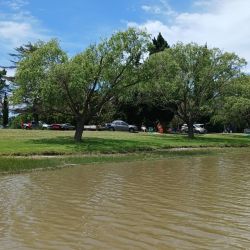 La flamante inauguración consta de una presa de hormigón de 112 metros de largo y 606 metros cuadrados que permitirá regular los niveles del espejo de agua, garantizando el almacenamiento en períodos de sequía y un adecuado escurrimiento en épocas de aguas altas. 