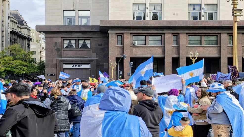 Banderazo libertario en Plaza de Mayo