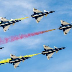 Aviones del Equipo Acrobático Aéreo Bayi de la Fuerza Aérea del Ejército Popular de Liberación (EPL) de China realizan una presentación durante las actividades de la jornada de puertas abiertas de aviación 2025 de la Fuerza Aérea del EPL de China y el Salón Aeronáutico de Changchun, en Changchun, en la provincia de Jilin, en el noreste de China. | Foto:Xinhua/Tang Chengzhuo