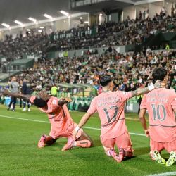 El centrocampista español del FC Porto Gabriel Veiga celebra con el delantero español Borja Sainz y el delantero Samuel Omorodion anotando el tercer gol de su equipo durante el partido de fútbol de la Liga Portuguesa entre Rio Ave FC y FC Porto. | Foto:MIGUEL RIOPA / AFP