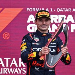 El piloto holandés de Red Bull Racing, Max Verstappen, celebra con su trofeo en el podio después del Gran Premio de Fórmula 1 de Azerbaiyán en el Circuito de la Ciudad de Bakú en Bakú. | Foto:Alexander Nemenov / AFP