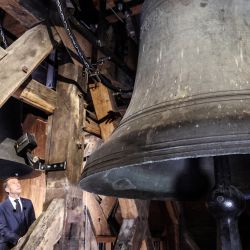 El presidente francés, Emmanuel Macron, visita el campanario de la Catedral de Notre Dame de París durante la ceremonia de inauguración de la nueva ruta turística por las Torres de la Catedral. | Foto:Ludovic Marin / POOL / AFP