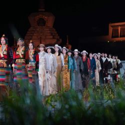 Imagen de un desfile de trajes tibetanos llevado a cabo, en la aldea de Zhongde del distrito de Xiangcheng, en la provincia de Sichuan, en el suroeste de China. Un desfile de trajes tibetanos que combina la tradición y la modernidad se llevó a cabo en el campo de maíz. | Foto:Xinhua/Jiang Hongjing