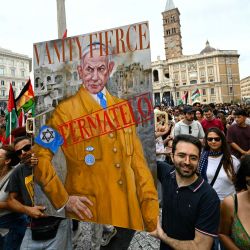 La gente marcha durante una huelga nacional bajo el lema "Bloqueemos Todo" en solidaridad con los palestinos de Gaza y exigiendo el cese del envío de armas a Israel, en Roma, Italia. | Foto:Andreas Solaro / AFP