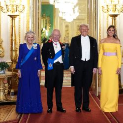 La reina Camila, el rey Carlos III, el presidente estadounidense Donald Trump y la primera dama Melania Trump posan para una foto durante un banquete de Estado en el Castillo de Windsor, en Windsor, durante la segunda visita de Estado del presidente estadounidense. | Foto:Doug MILLS / POOL / AFP