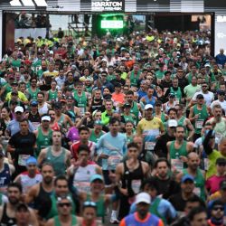 Los corredores compiten en el Maratón Internacional de Buenos Aires en Buenos Aires. | Foto:LUIS ROBAYO / AFP