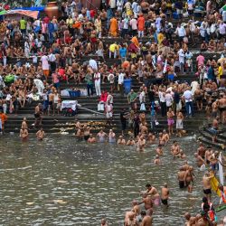 Los Los devotos realizan rituales religiosos conocidos como 'Tarpan' el último día de 'Pitru Paksha', un período sagrado observado para rendir obediencia a los antepasados durante el mes lunar hindú, en el templo tanque Banganga en Mumbai, India. | Foto:PUNIT PARANJPE / AFP