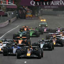Los pilotos toman la salida del Gran Premio de Fórmula 1 de Azerbaiyán en el Circuito de la Ciudad de Bakú. | Foto:OZAN KOSE / AFP