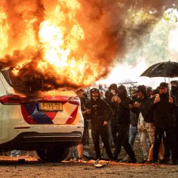 Un coche de policía es incendiado durante la manifestación "Defensa de los Países Bajos" contra la política actual del gobierno neerlandés sobre solicitantes de asilo, en La Haya. La protesta fue convocada por la activista de extrema derecha neerlandesa Els Recht. | Foto:Josh Walet / ANP / AFP