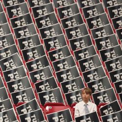 Un niño se sienta entre carteles en sillas antes del servicio conmemorativo público del activista de derecha Charlie Kirk en el estadio State Farm en Glendale, Arizona. | Foto:Patrick T. Fallon / AFP