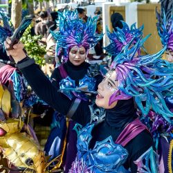 Una artista se toma fotografías previo a asistir al Carnaval Magelang Etno, en Magelang, en Java Central, Indonesia. | Foto:Xinhua/Agung Supriyanto