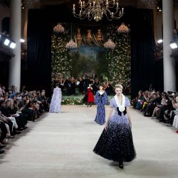 Una modelo presenta una creación del diseñador británico Richard Quinn durante su colección Primavera/Verano 2026 durante la Semana de la Moda de Londres. | Foto:Niklas HALLE'N / AFP