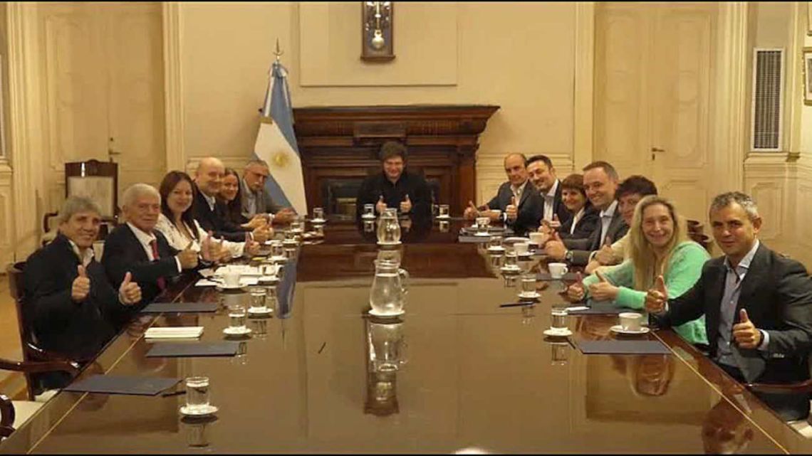 Milei celebró el apoyo de Estados Unidos y reunió a su mesa política ...