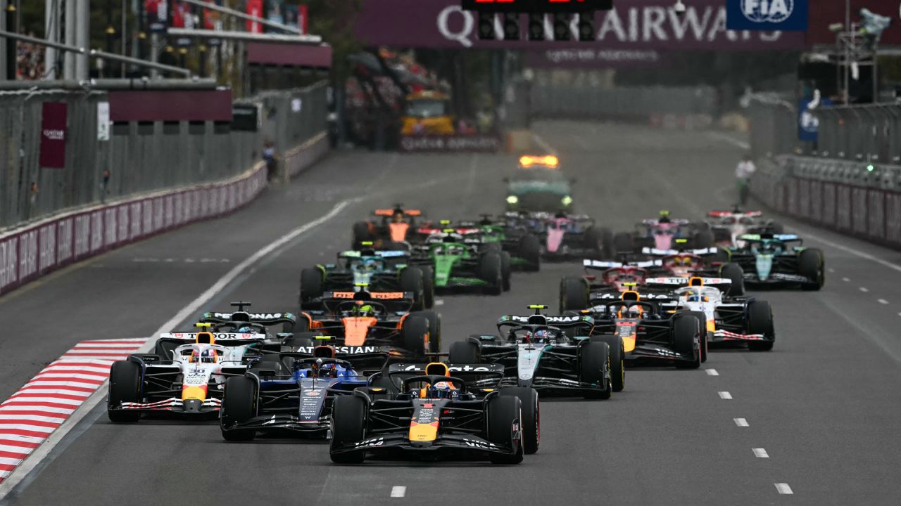 Los pilotos toman la salida del Gran Premio de Fórmula 1 de Azerbaiyán en el Circuito de la Ciudad de Bakú. | Foto:OZAN KOSE / AFP