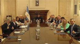 El presidente Javier Milei junto a su gabinete y otros funcionarios libertarios