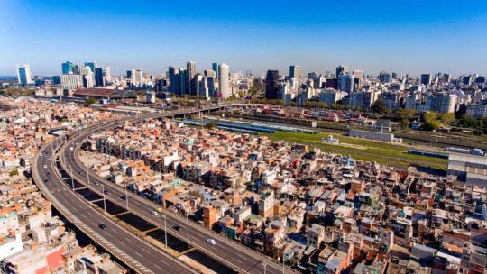 Más de un millón de personas viven en hacinamiento crítico en la Argentina, según datos del INDEC