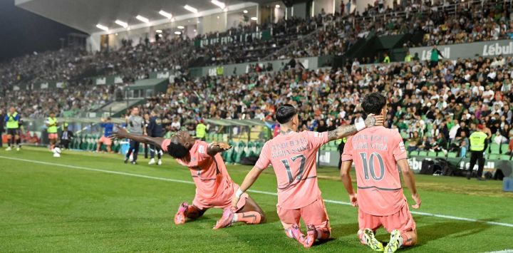 El centrocampista español del FC Porto Gabriel Veiga celebra con el delantero español Borja Sainz y el delantero Samuel Omorodion anotando el tercer gol de su equipo durante el partido de fútbol de la Liga Portuguesa entre Rio Ave FC y FC Porto.