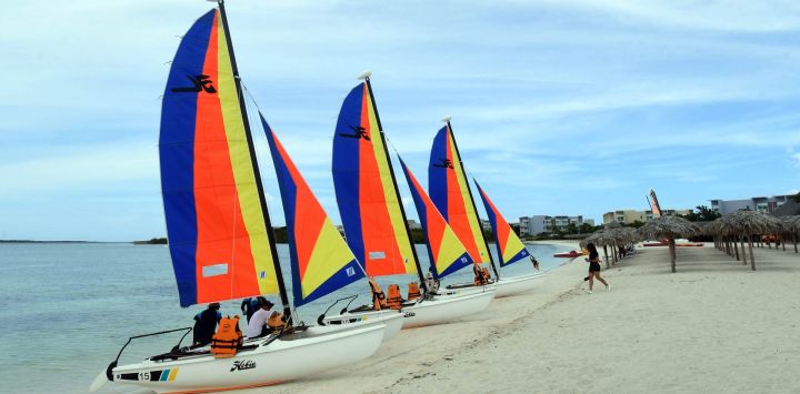 Imagen de veleros en una playa, en Cayo Santa María, en la provincia Villa Clara, Cuba.