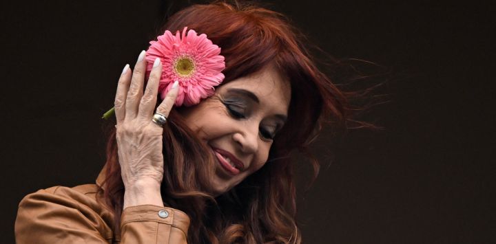 La expresidenta argentina (2007-2015) y vicepresidenta (2019-2023), Cristina Fernández de Kirchner, saluda a sus simpatizantes desde el balcón de su residencia, donde cumple arresto domiciliario en Buenos Aires, al cumplirse 100 días de su arresto.