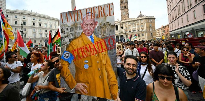 La gente marcha durante una huelga nacional bajo el lema "Bloqueemos Todo" en solidaridad con los palestinos de Gaza y exigiendo el cese del envío de armas a Israel, en Roma, Italia.