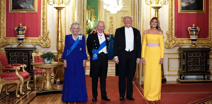 La reina Camila, el rey Carlos III, el presidente estadounidense Donald Trump y la primera dama Melania Trump posan para una foto durante un banquete de Estado en el Castillo de Windsor, en Windsor, durante la segunda visita de Estado del presidente estadounidense.