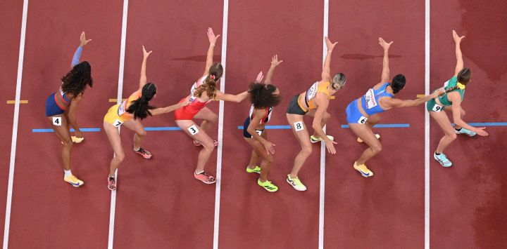 Las atletas esperan la entrega del testigo durante las eliminatorias del relevo femenino de 4x400 m durante el Campeonato Mundial de Atletismo en Tokio.